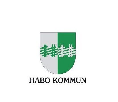 kommunvapen i grönt och vitt, texten Habo kommun.