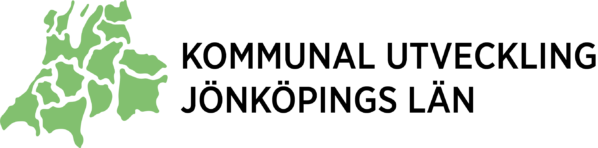 Kommunal utveckling_svart text_liggande en å med vatten som strömmar så det bildas skum, runt stränderna finns barrträd och grönskande lövträd.