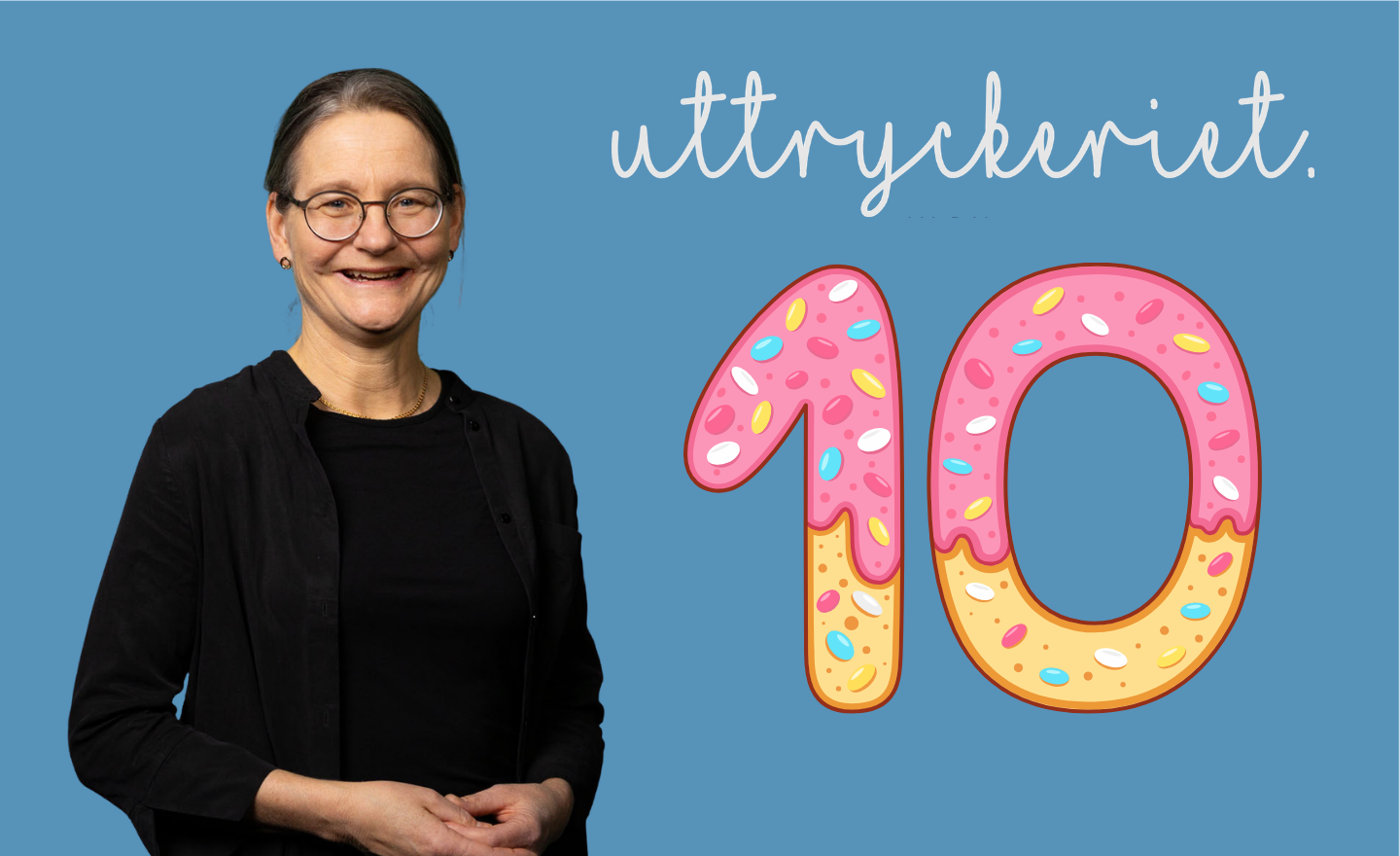 Leende Ulrika på foto, intill henne finns Uttryckeriets logotyp och siffran 10, illustrerad i karamellfärger, som en glass.