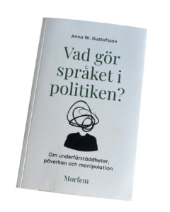 en vit bok med följande text på framsidan: Vad gör språket i politiken? Om underförståddheter, påverkan och manipulation. Mellan textstyckena finns en streckgubbeteckning med person med en kluddad slingrig spirallinje istället för huvud.